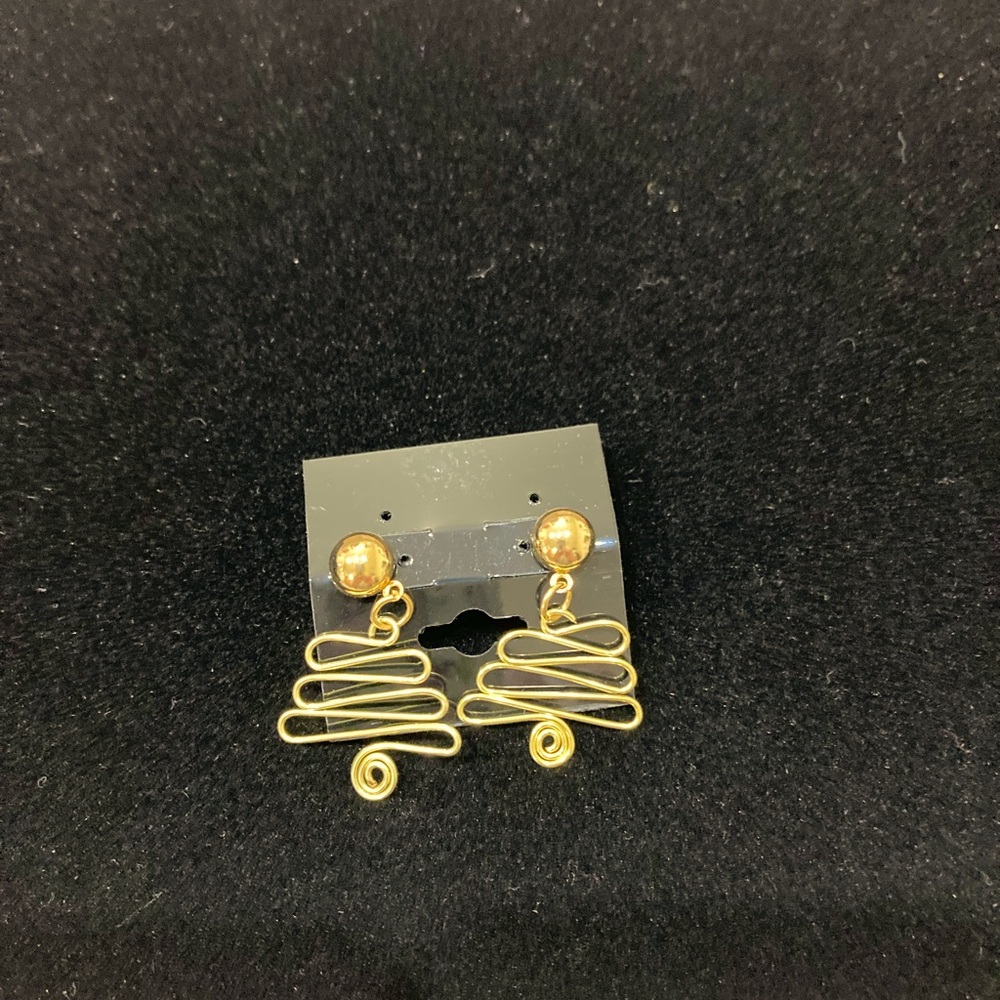 Gold wire earrings 💫